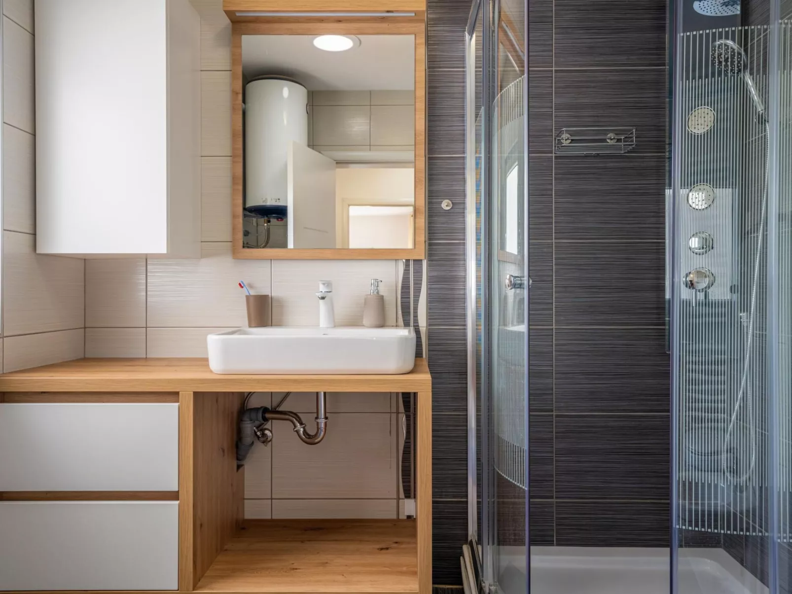 4 Schlafzimmer, 3 Badezimmer, Küche, Wohnzimmer, privater Pool, Grill-Dedans