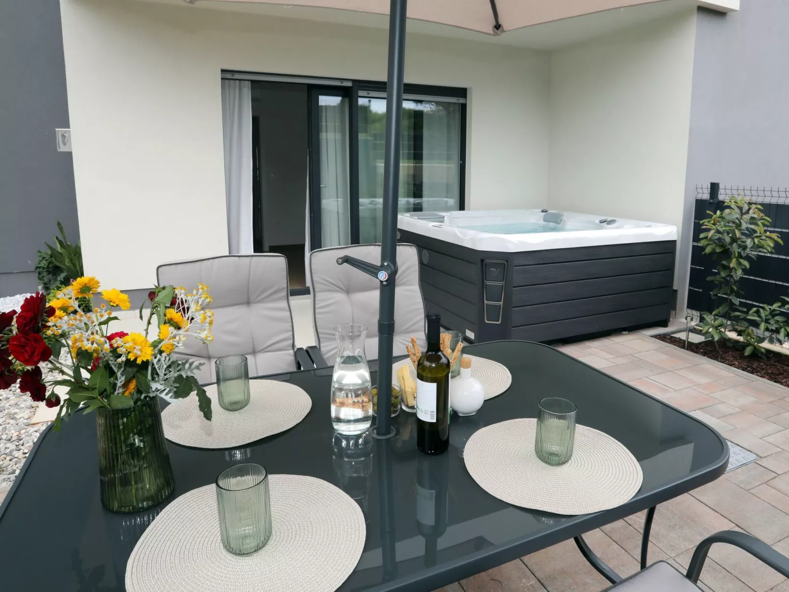 Luxus-Appartement mit Jacuzzi, Parkplatz und Garten-Outside