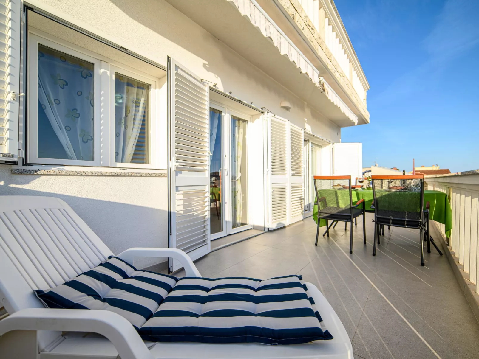 Wohnung mit Blick auf das Wasser-Drinnen