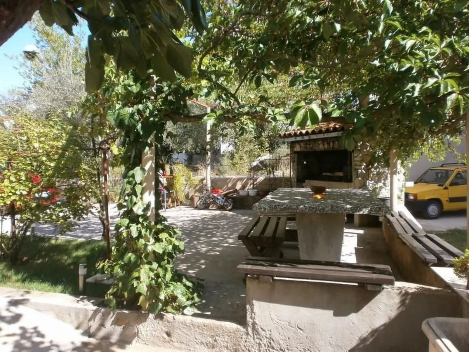 Apartment mit einem kleinen Wohn- und Essbereich und Schlafzimmer-Dehors