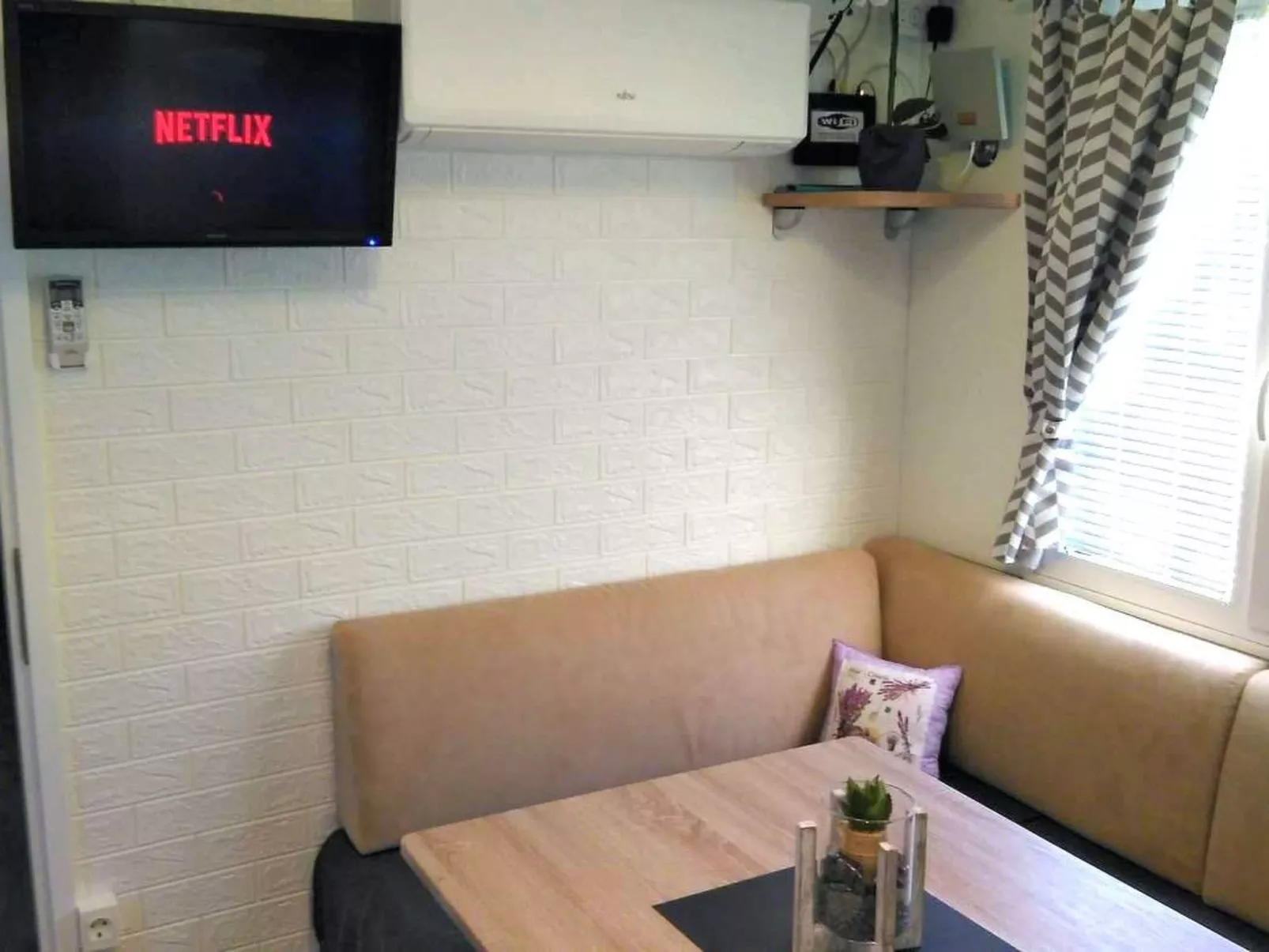 Manora Sucuraj Pool Gästehaus-Inside