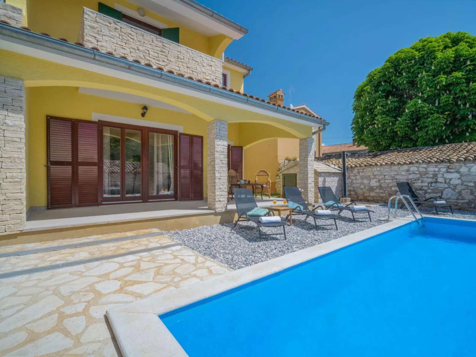 Chiara in Rogivici-Outside