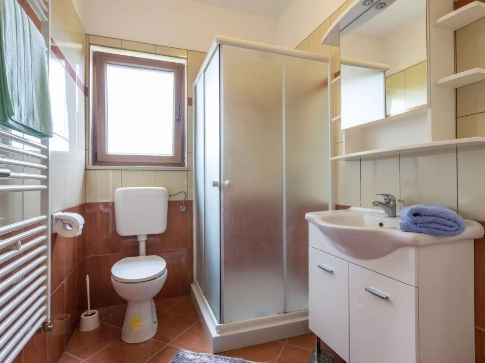 "Villa Mirela" mit Terrasse-Drinnen