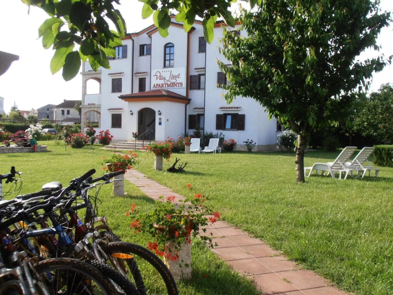 Villa Linet 7.-Draußen