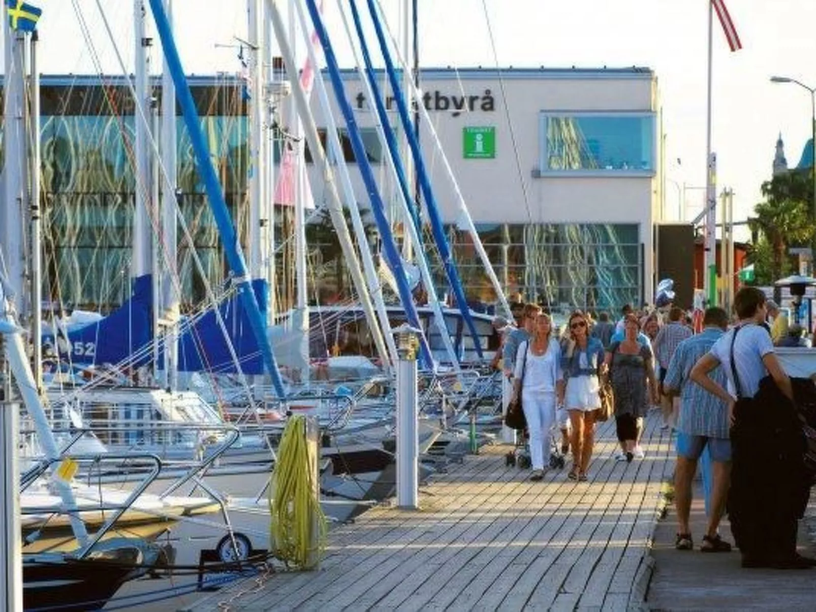 Holzhaus mit Terrasse, direkt an einer Bucht-Dehors