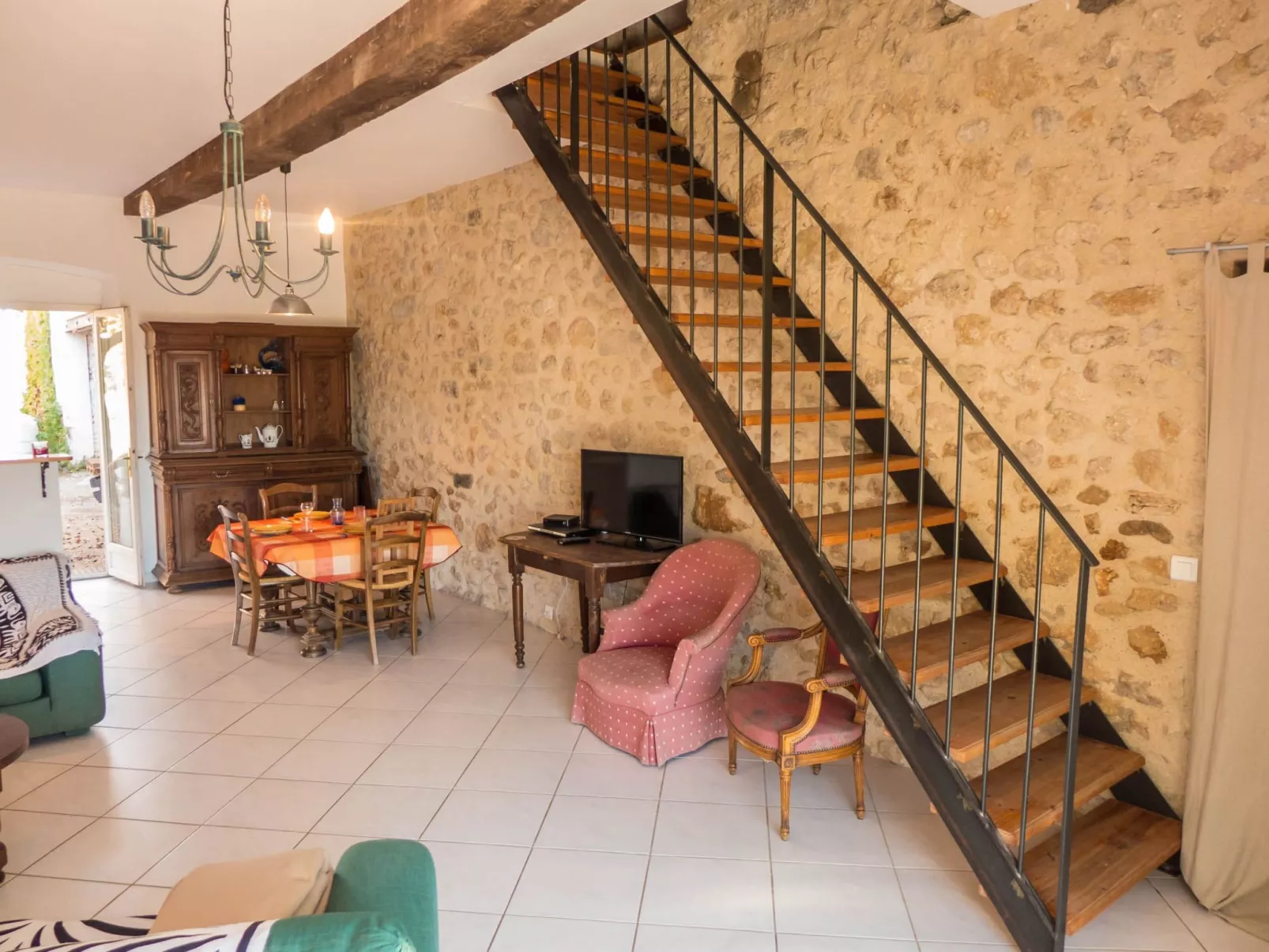 In Murviel-les-Béziers,-Drinnen