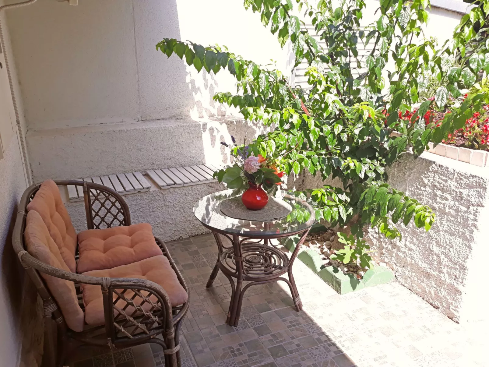 Haus am Wasser mit Blick aufs Wasser-Draußen