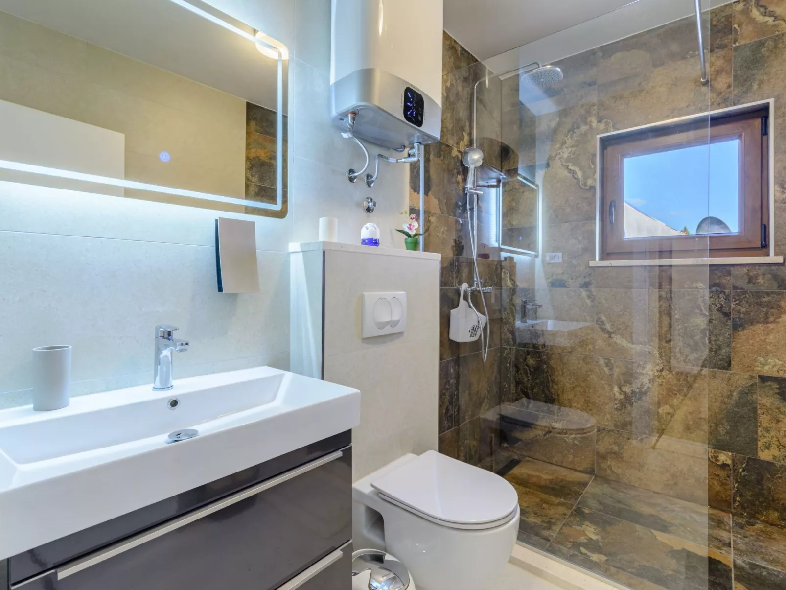 Villa mit vier Schlafzimmern und beheiztem Pool-Drinnen