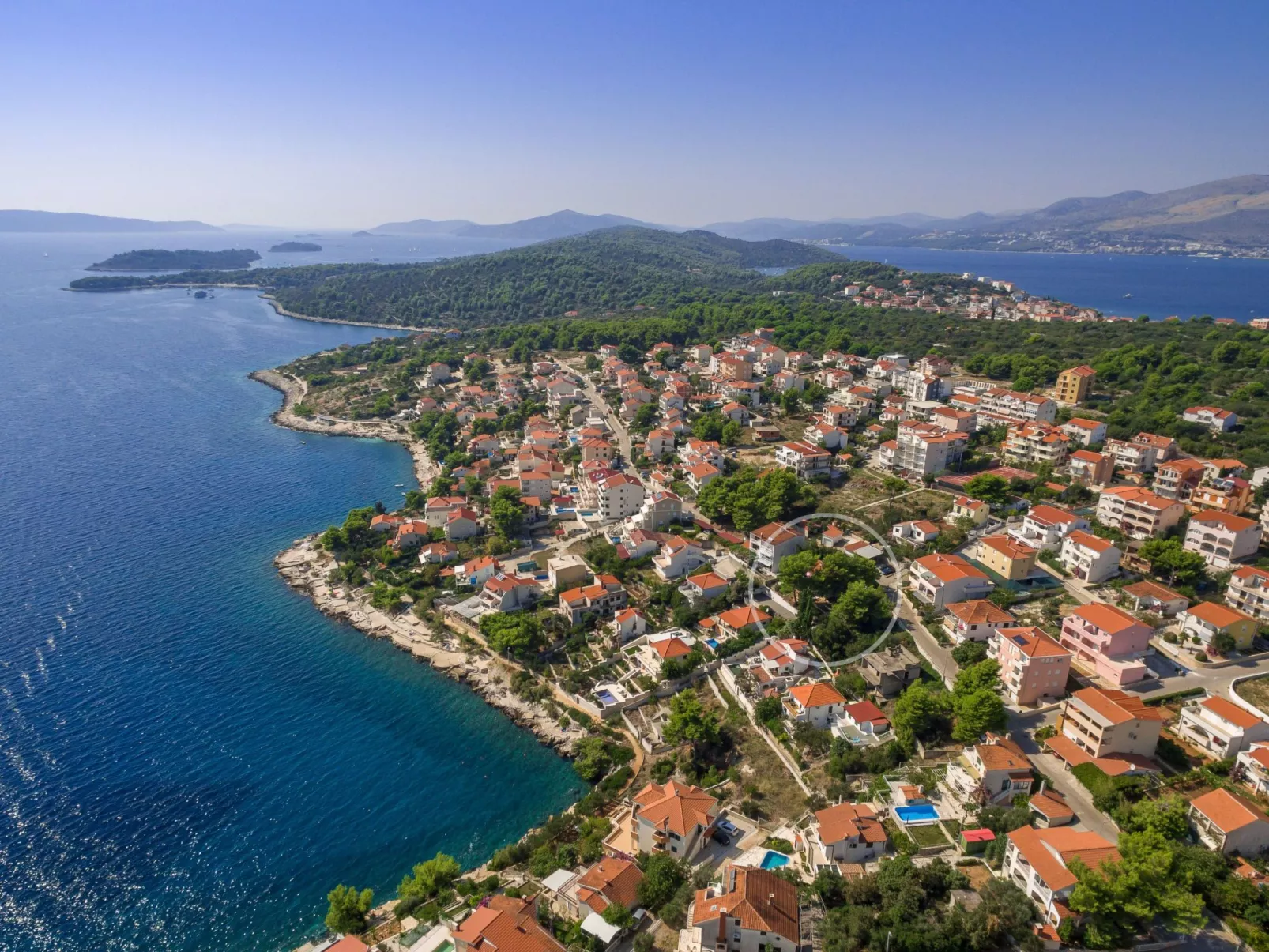 "Barbara" mit Blick auf das Wasser - Draußen