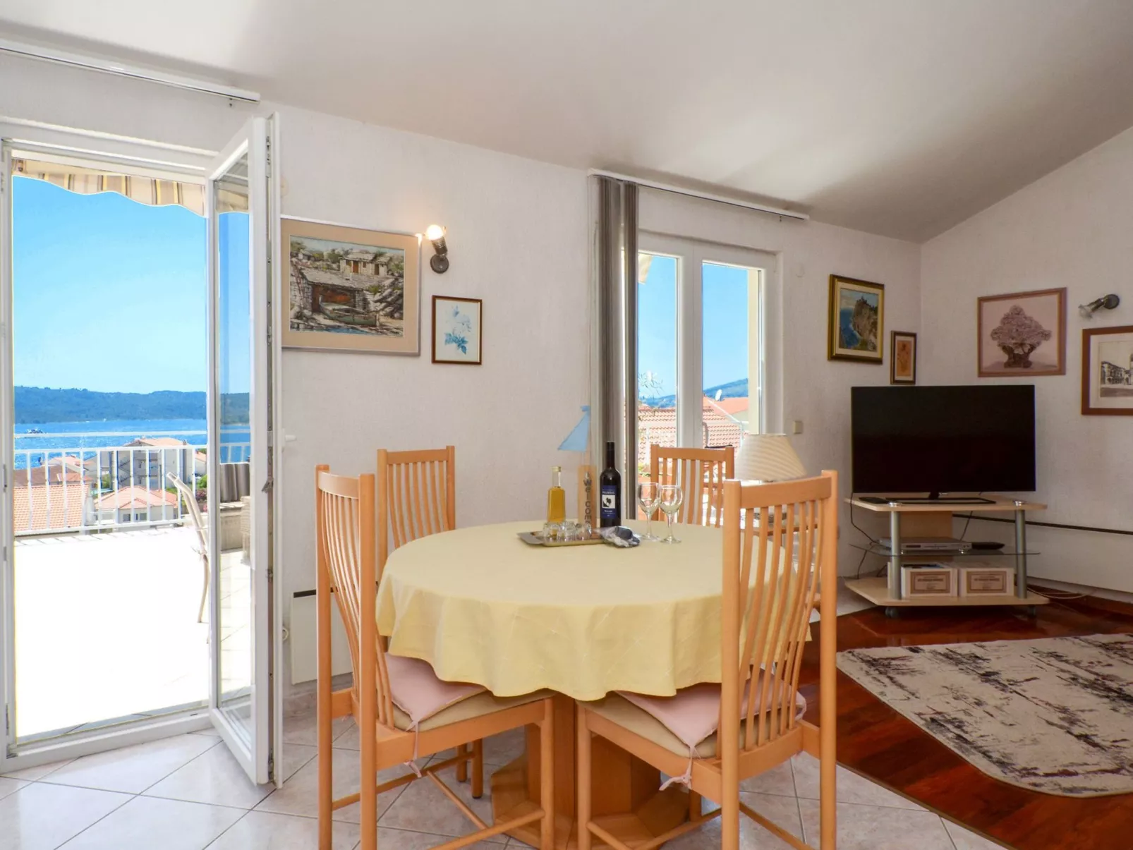 Wohnung "Decor" mit Blick auf das Wasser-Drinnen