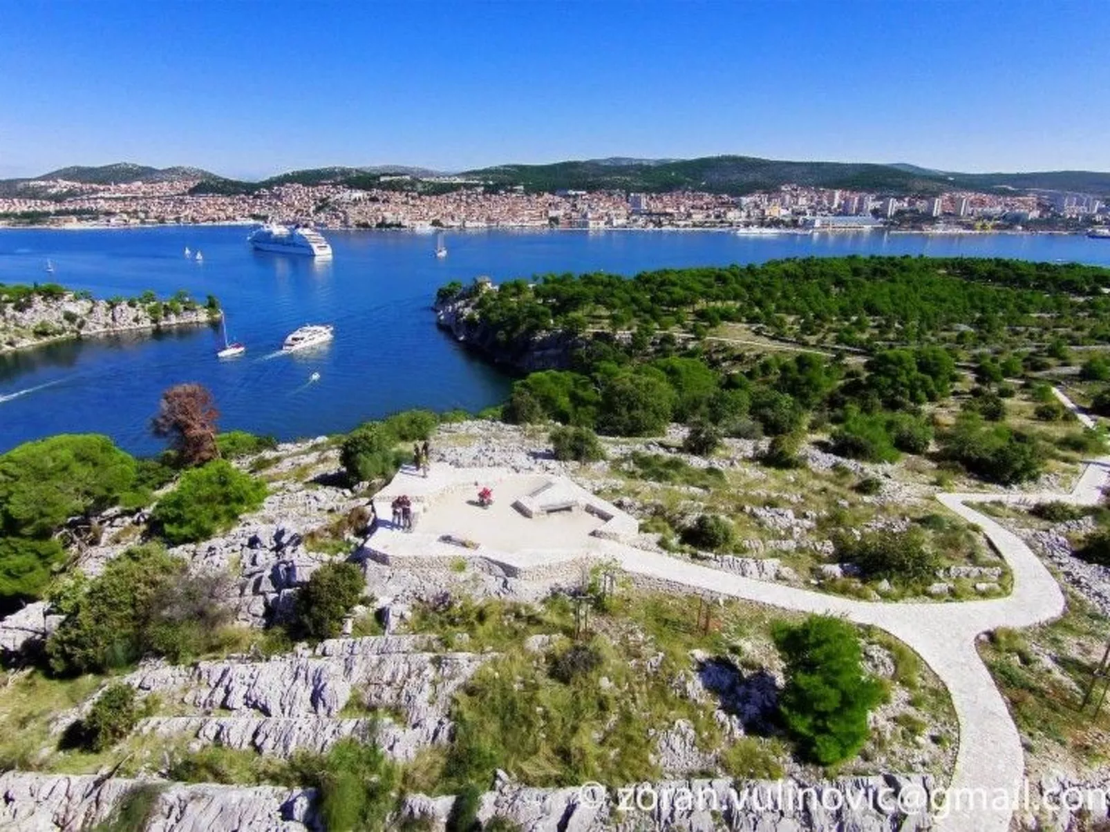 Appartement im Dachgeschoss mit Balkon-Draußen