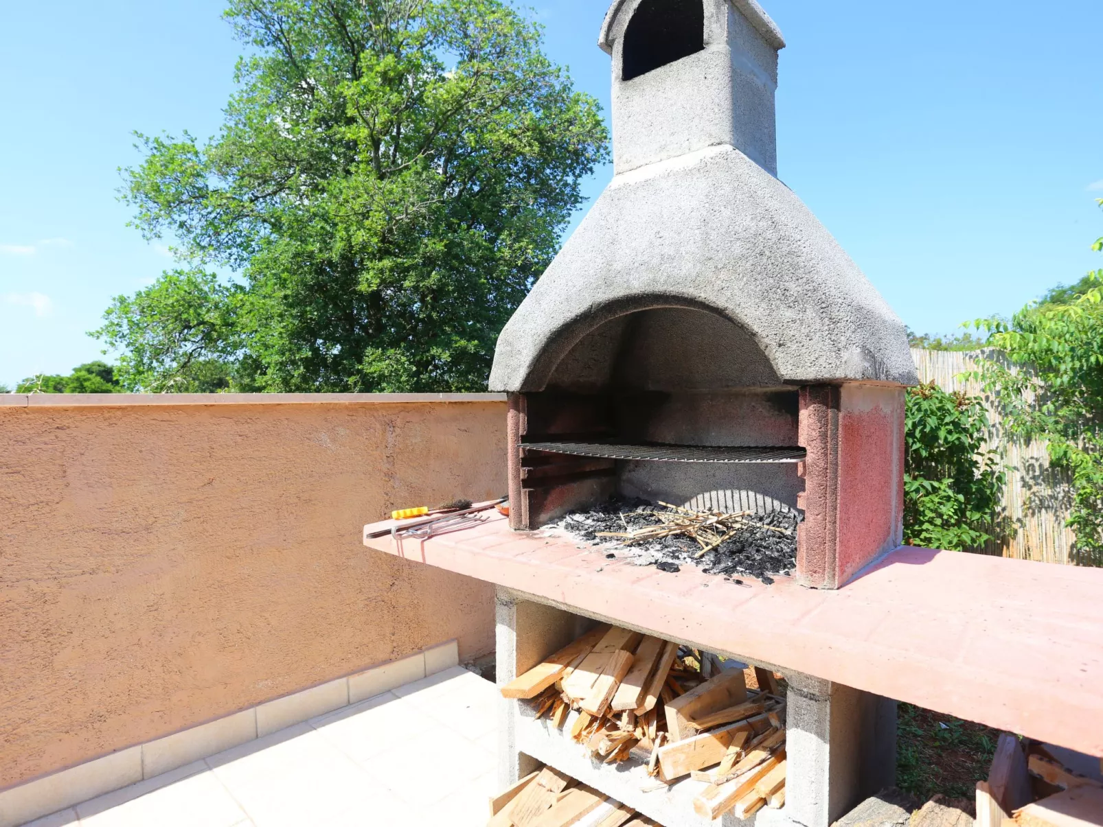 Haus Nina mit beheiztem Schwimmbad-Draußen