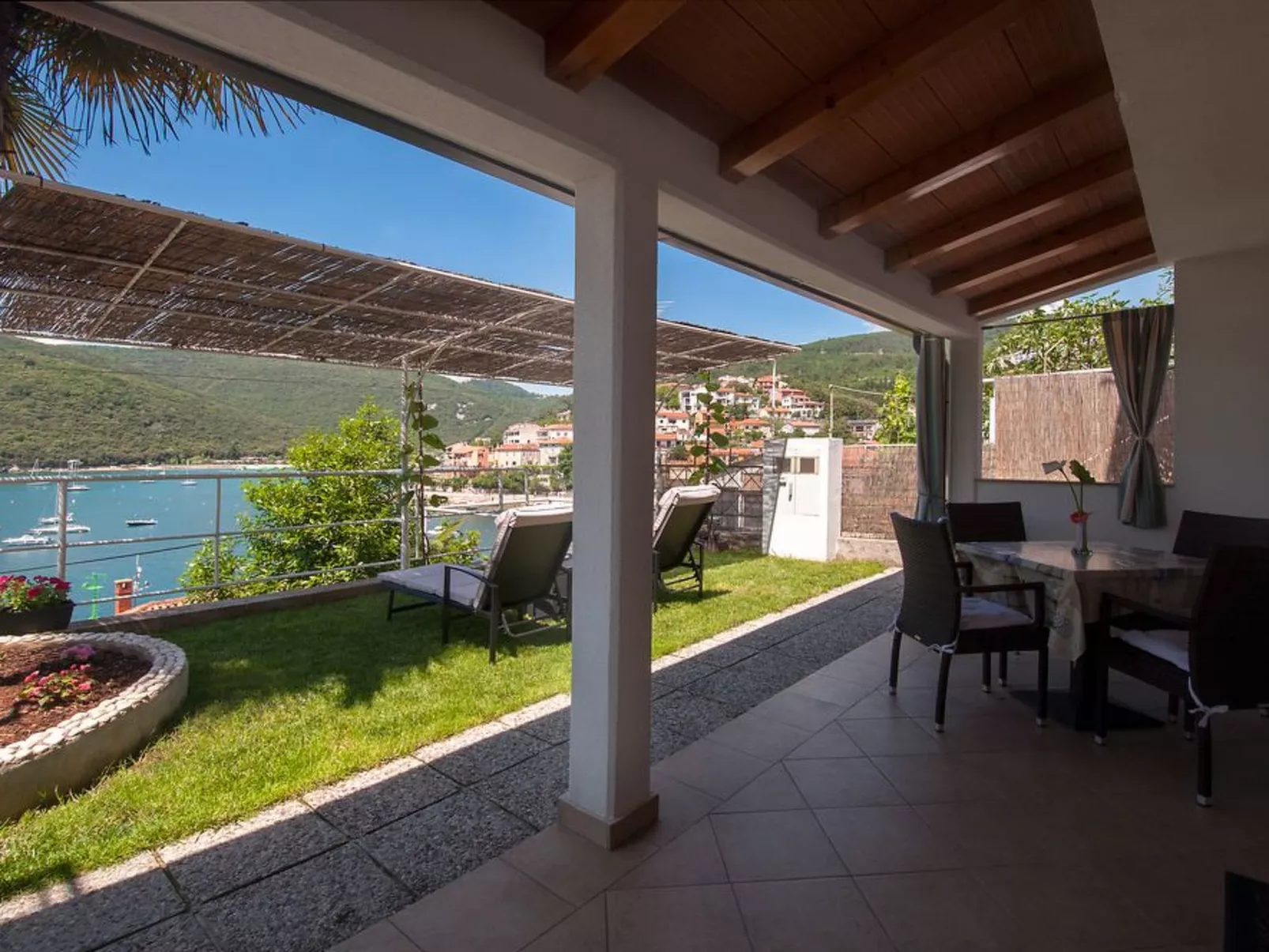 Mit Blick auf das Wasser-Draußen