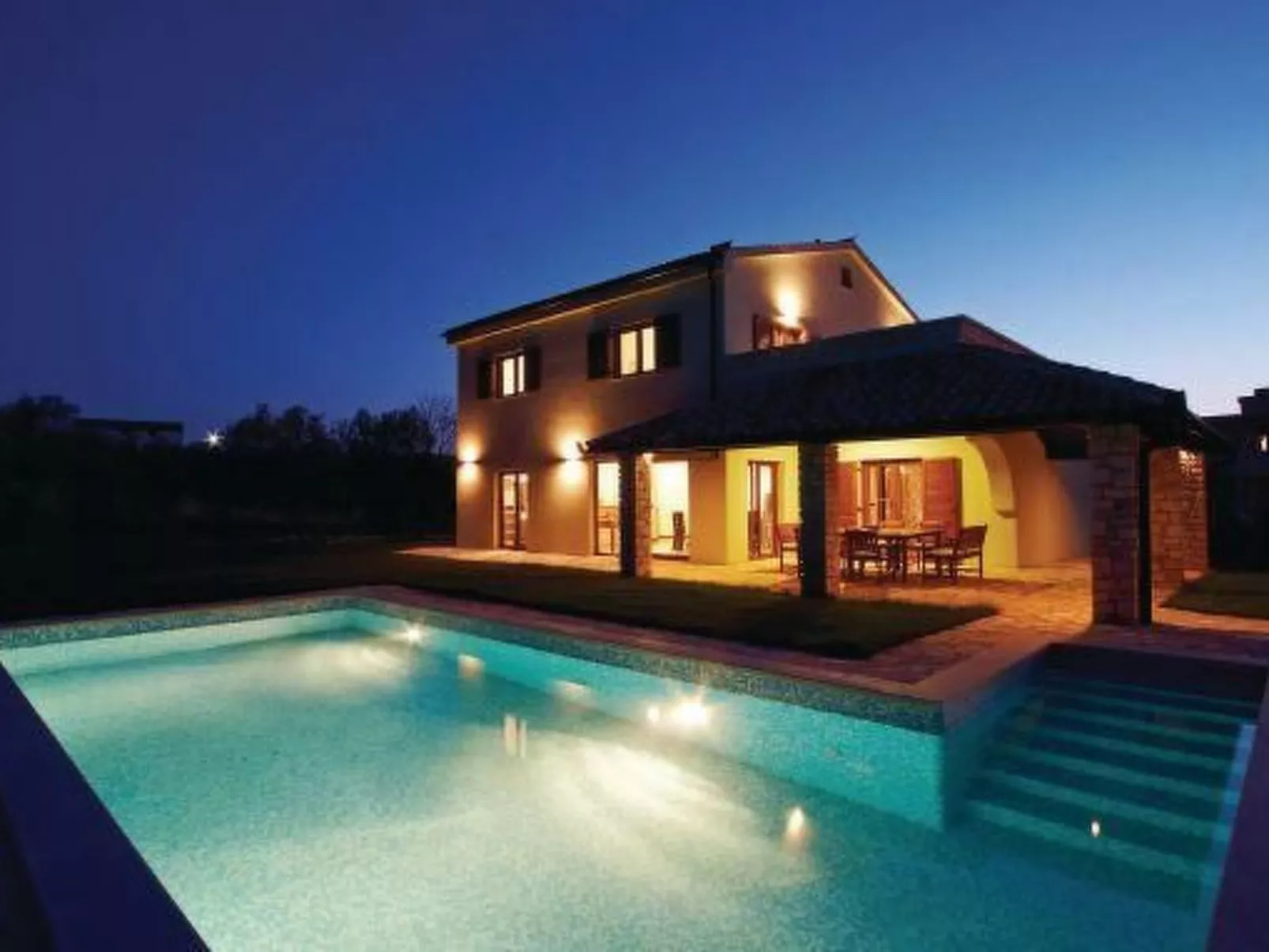 Luxuriöse Villa mit riesigem Olivenbaum-Garten, Sonnenterrasse, großem Pool und-Draußen