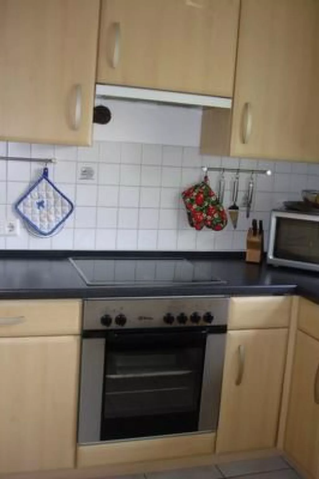 In Hage mit Garten, Terrasse und Grill-Drinnen