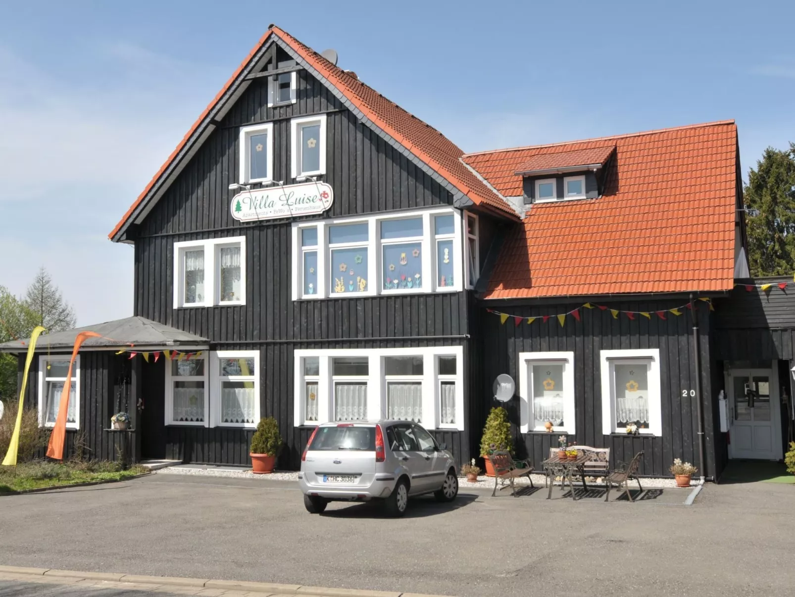 Große und moderne Ferienwohnung im Erdgeschoss-Outside