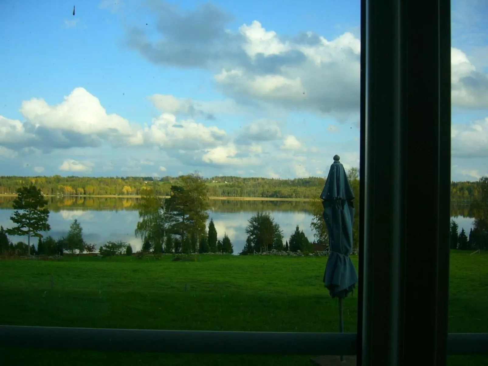 Haus mit toller Aussicht an einem schönen See-Dehors