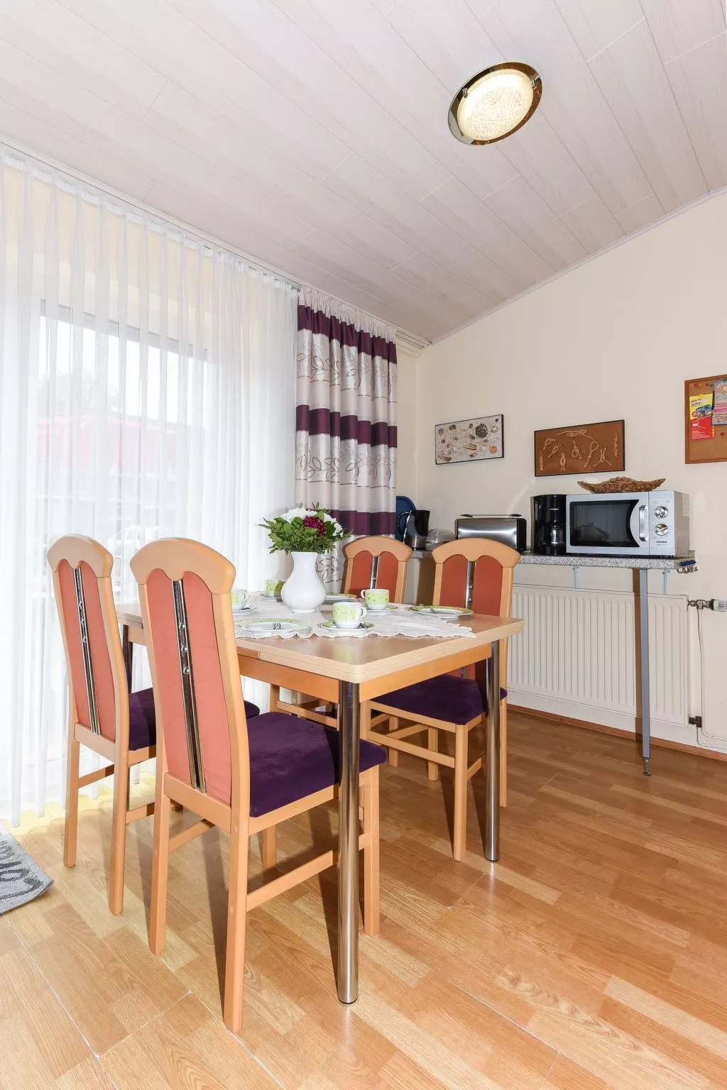 Strandnahes Ferienhaus mit Kinderspielplatz-Dedans