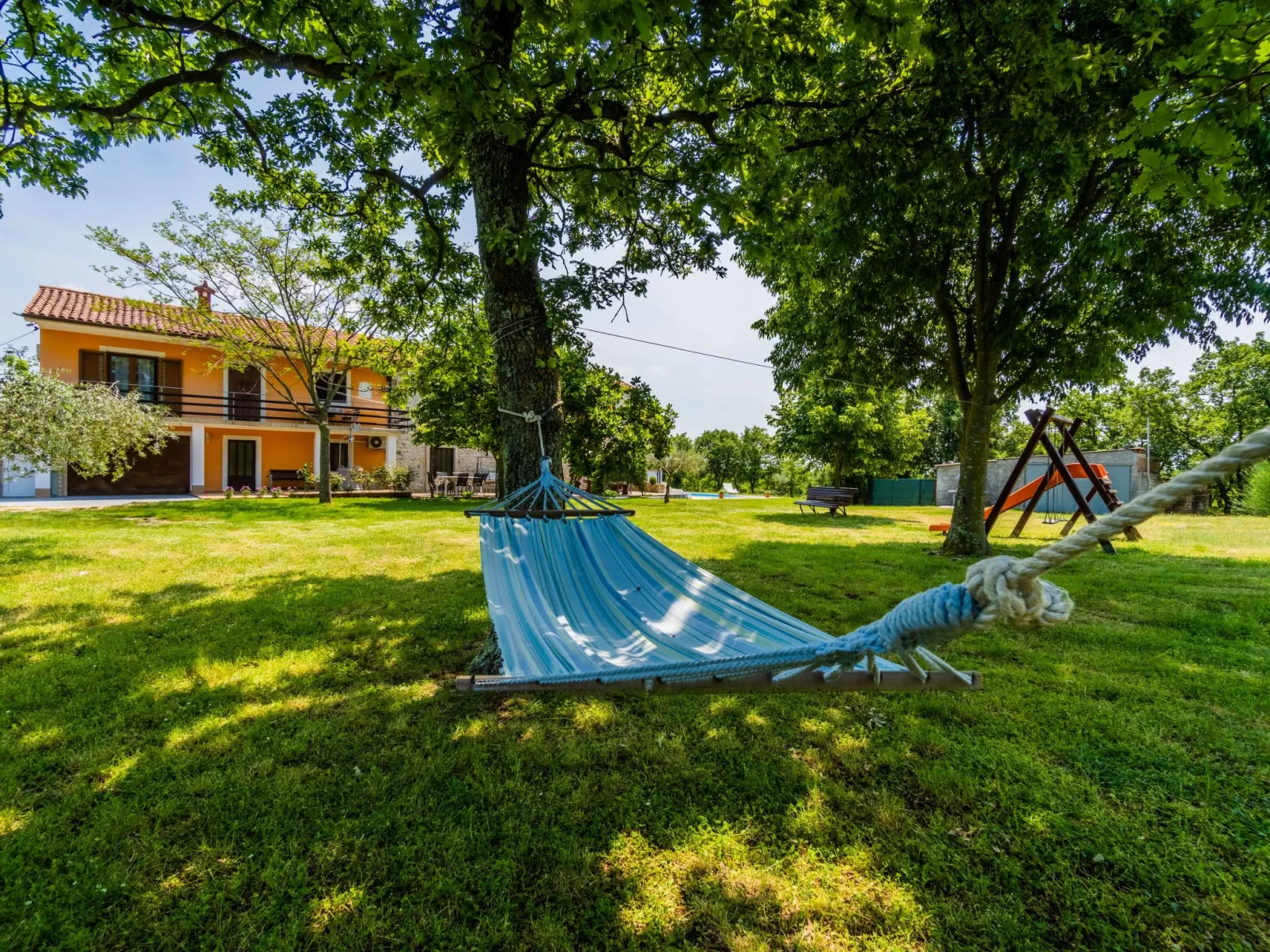 Schönes Haus mit großer grüner Umgebung, Pool-Draußen