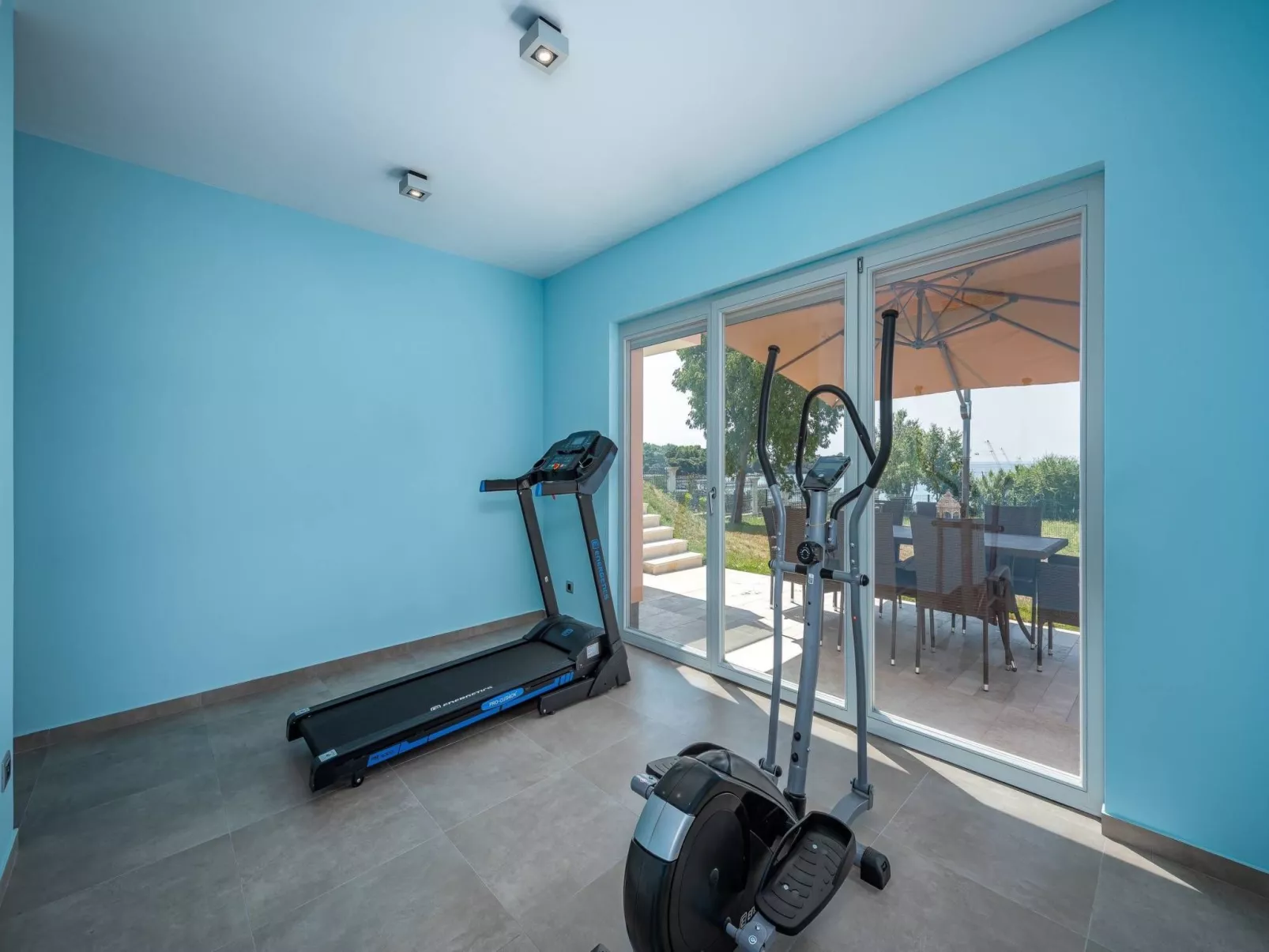 Cedar in Stoja mit großzügigem Garten-Outside