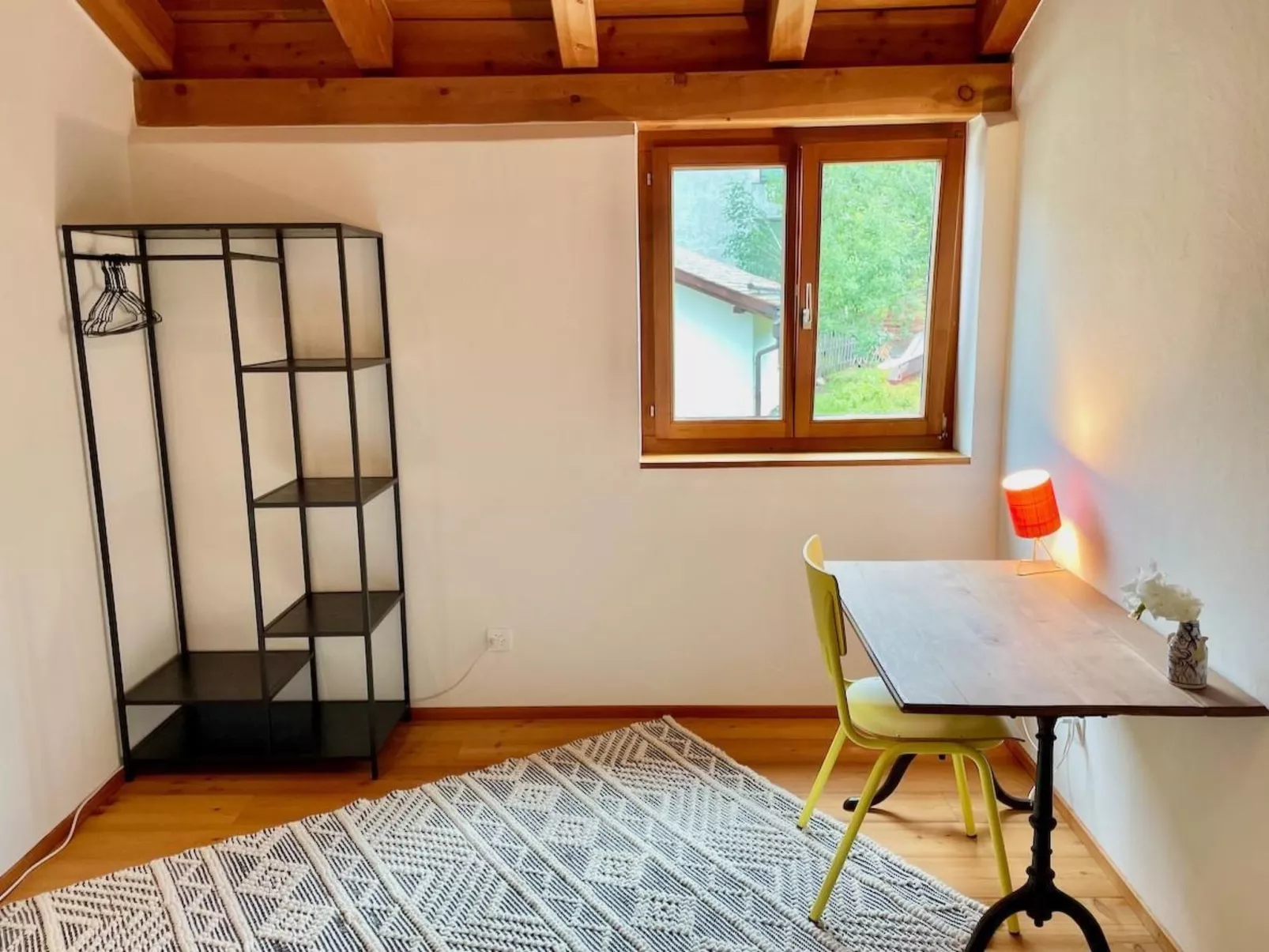 The Green Hut-Dedans