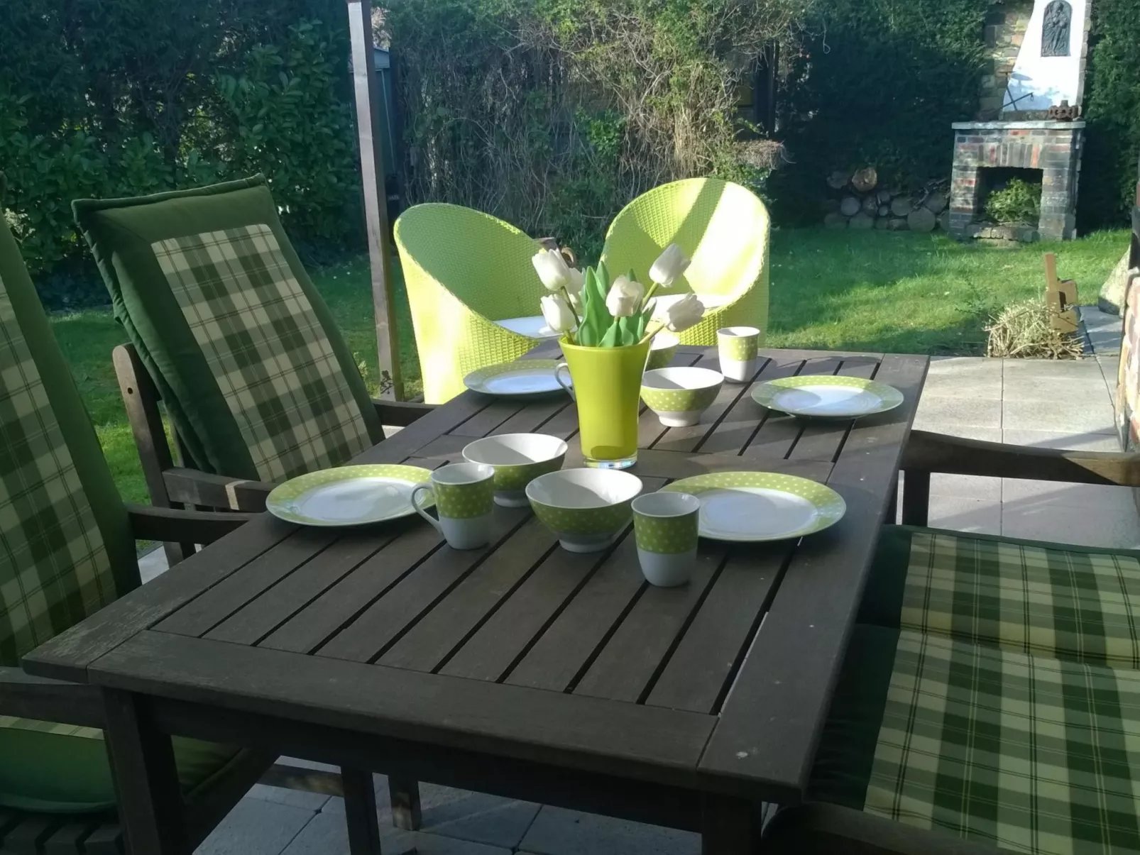 Gemütliches Vier-Personen-Bungalow mit Überdachung-Dehors