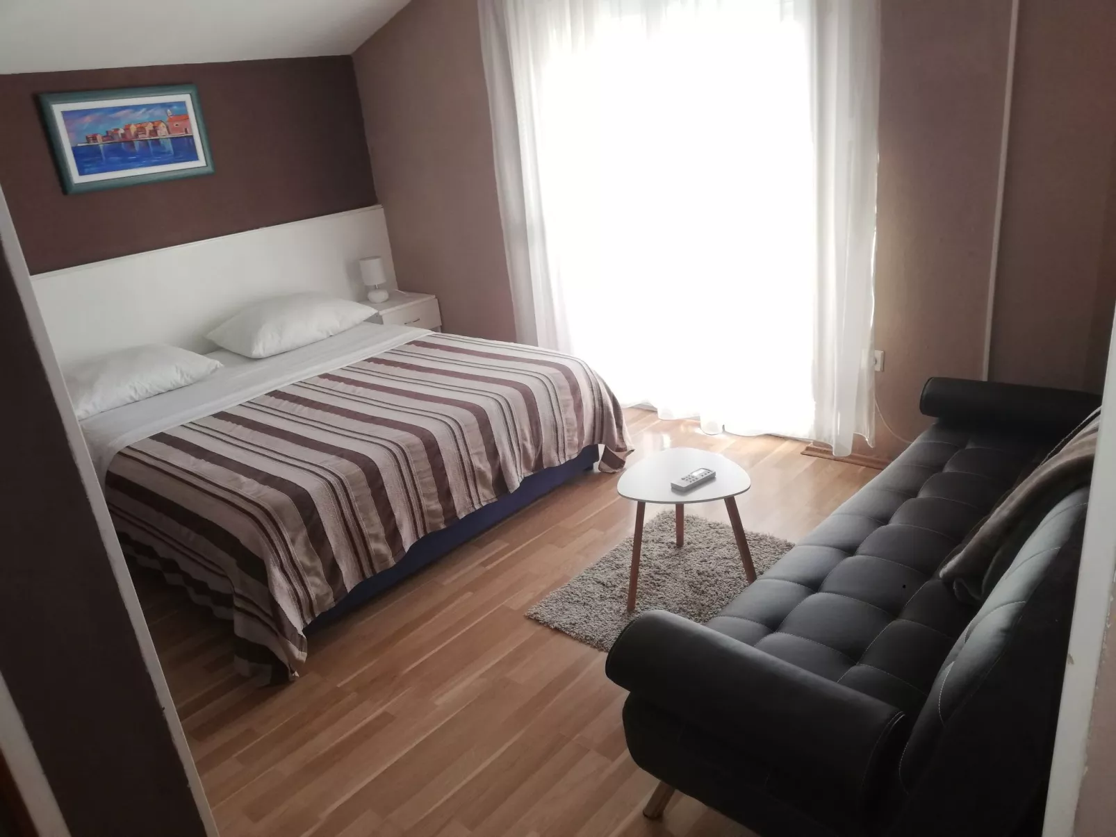 Mit Blick auf das Wasser-Dedans