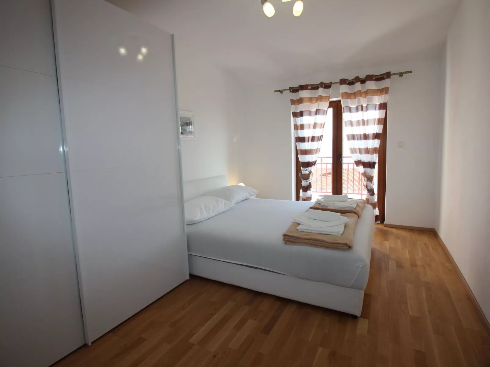 "Manda3" mit Blick auf das Wasser-Inside