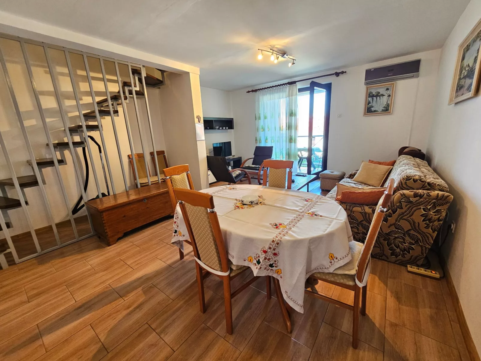 Wohnung auf zwei Etagen mit Terrasse und Balkon-Inside