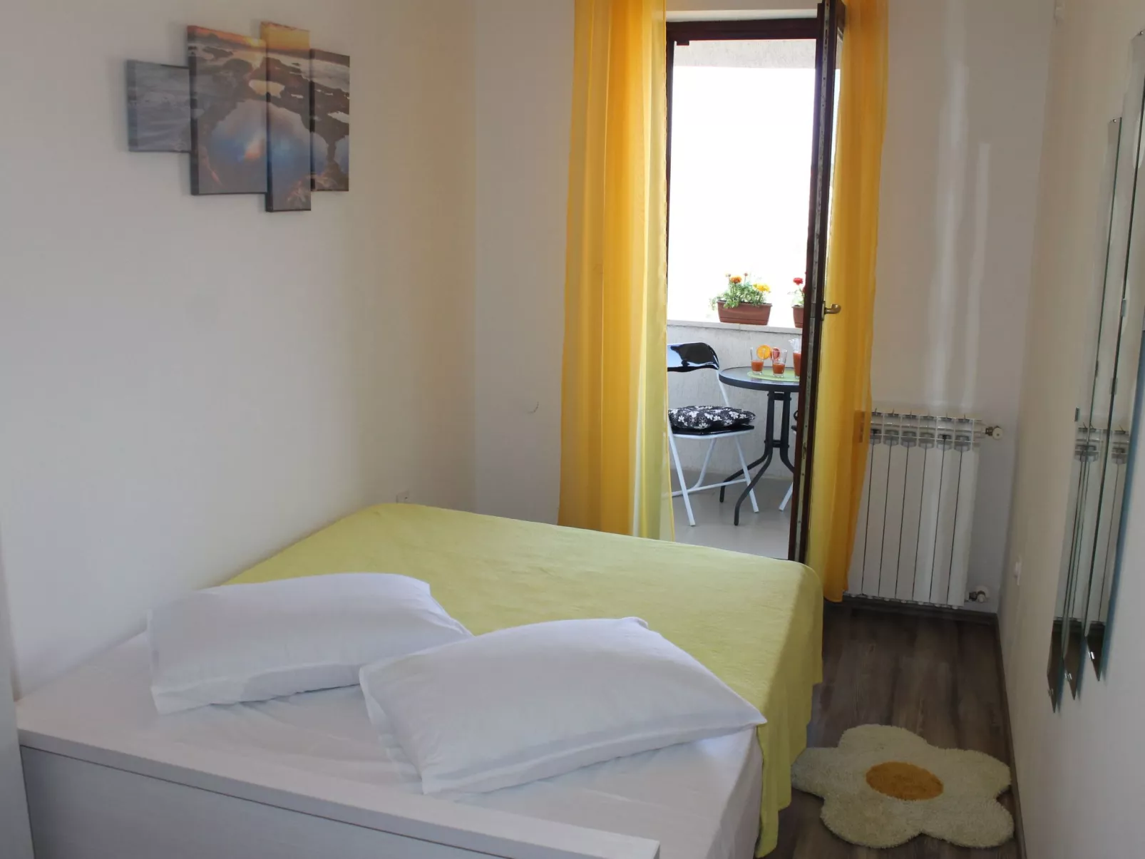 Mit Balkon für vier Personen-Inside