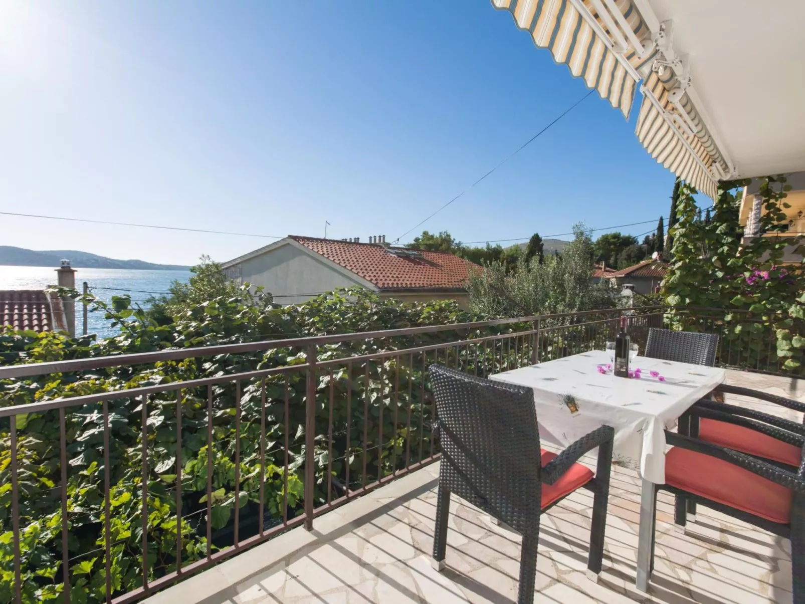 Für sechs Personen, mit einem Balkon-Image-tags.info