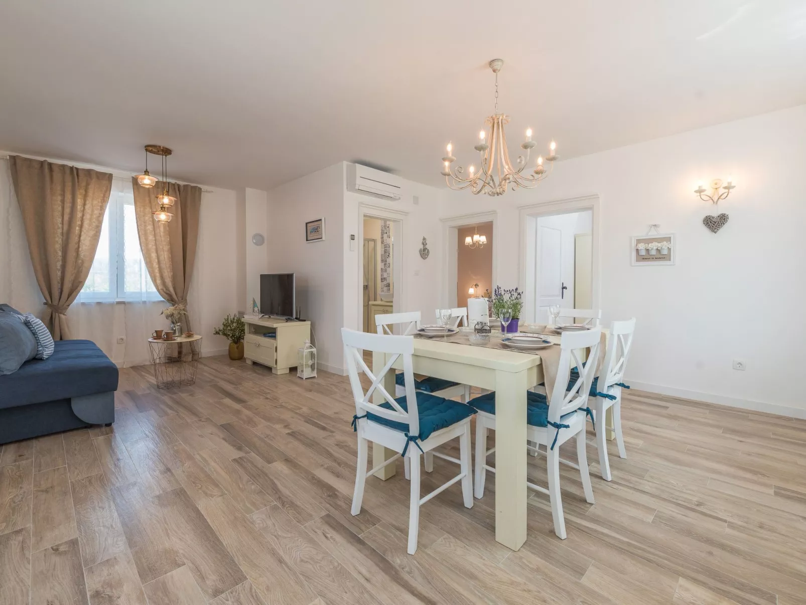 "Ivana" mit Blick auf das Wasser-Drinnen