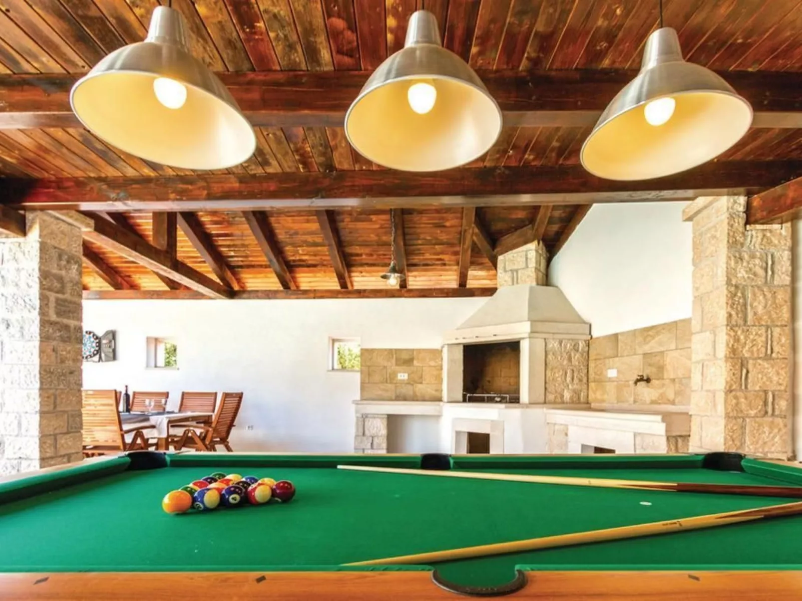 Mit Whirlpool und Sauna-Drinnen