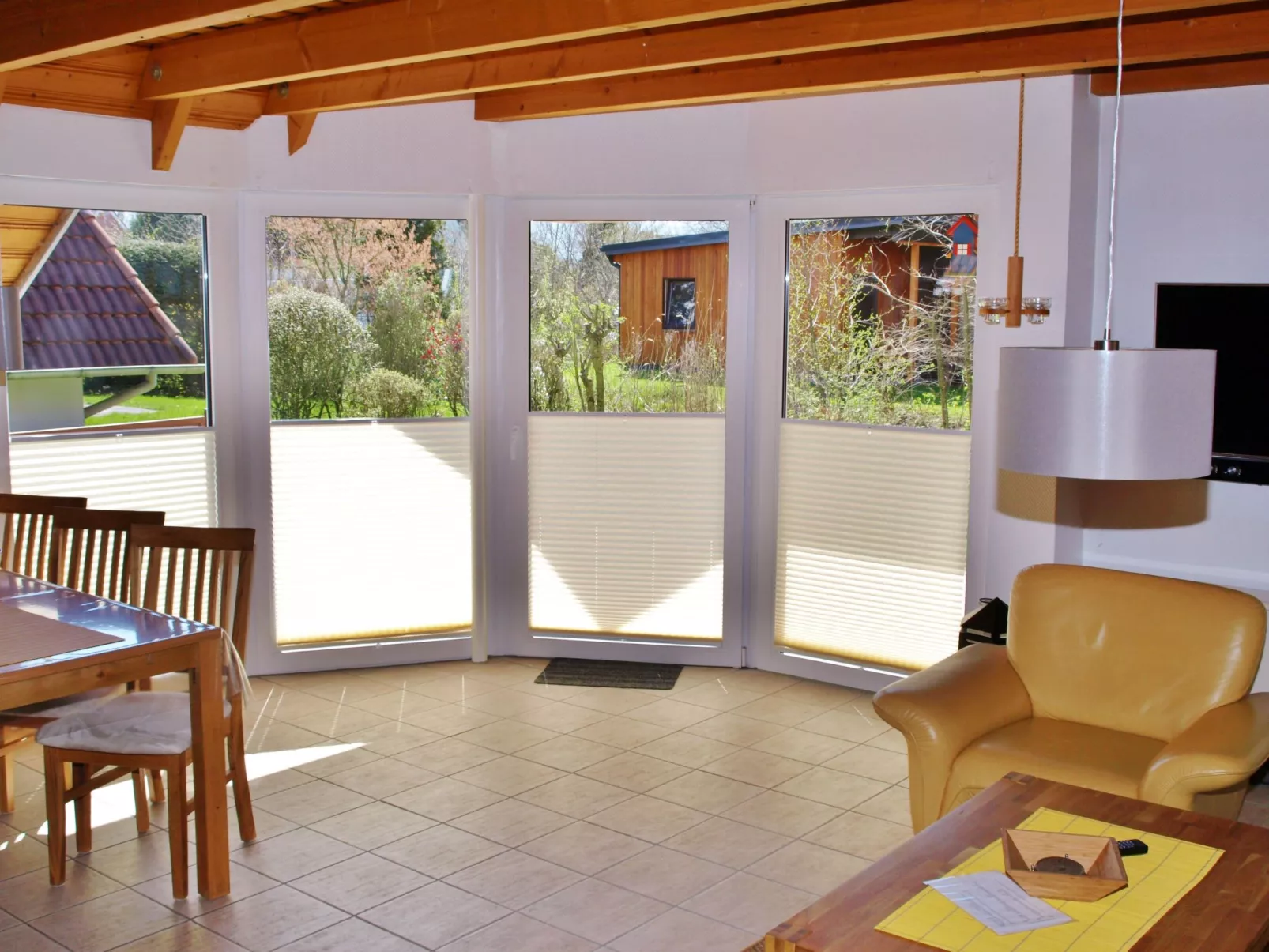 Mit Terrasse, Grill und Garten-Drinnen