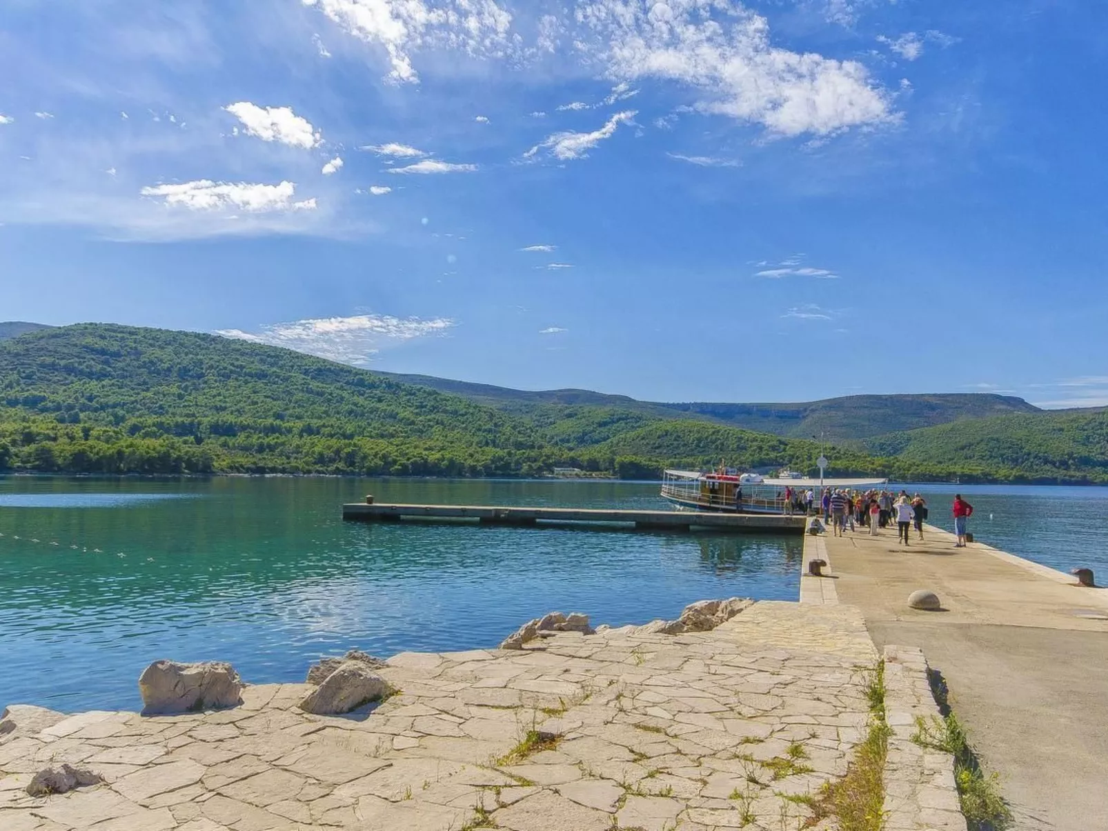 Tihana mit mediterranem Garten-Outside