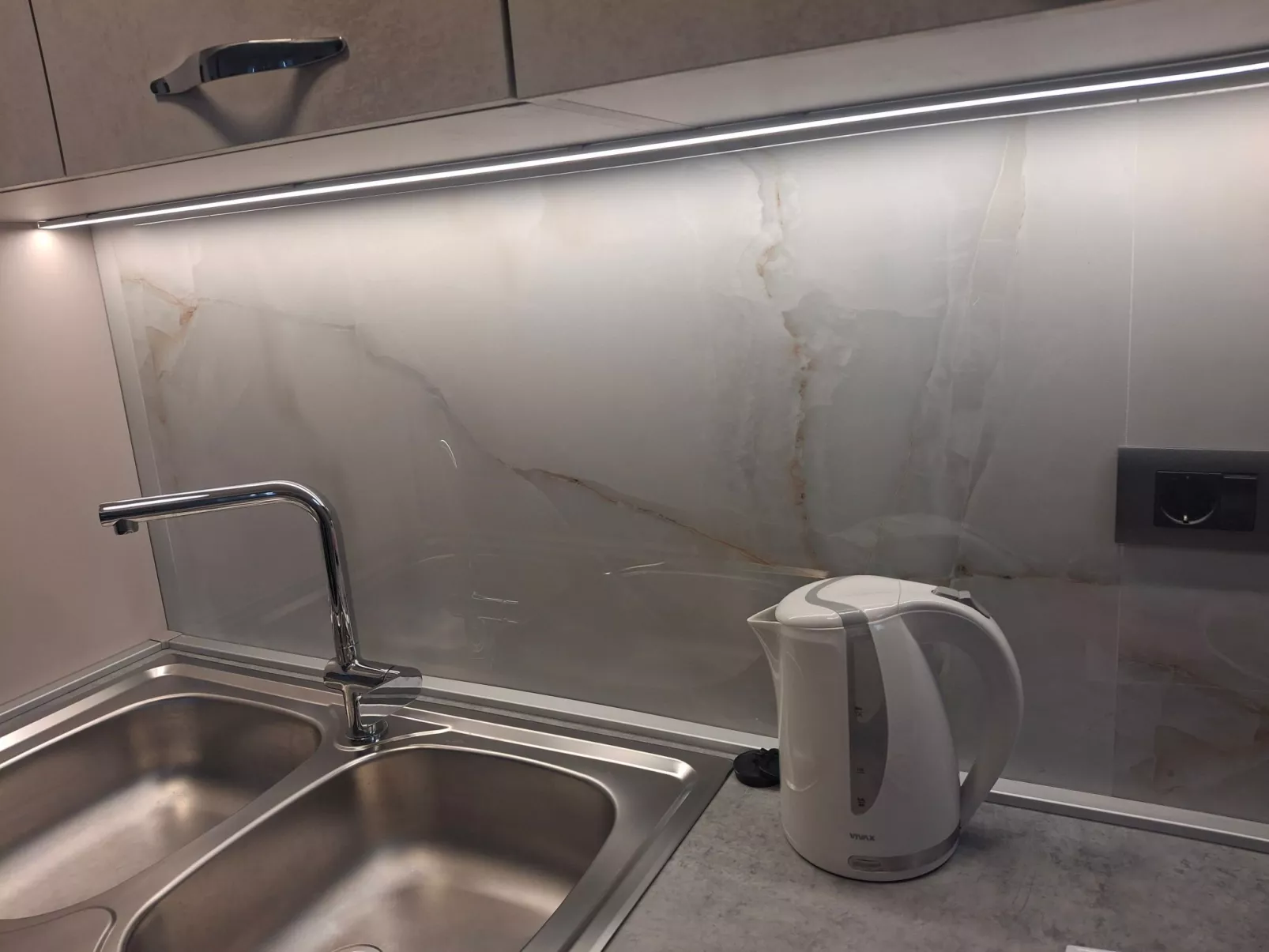 Mit Blick auf das Wasser-Drinnen