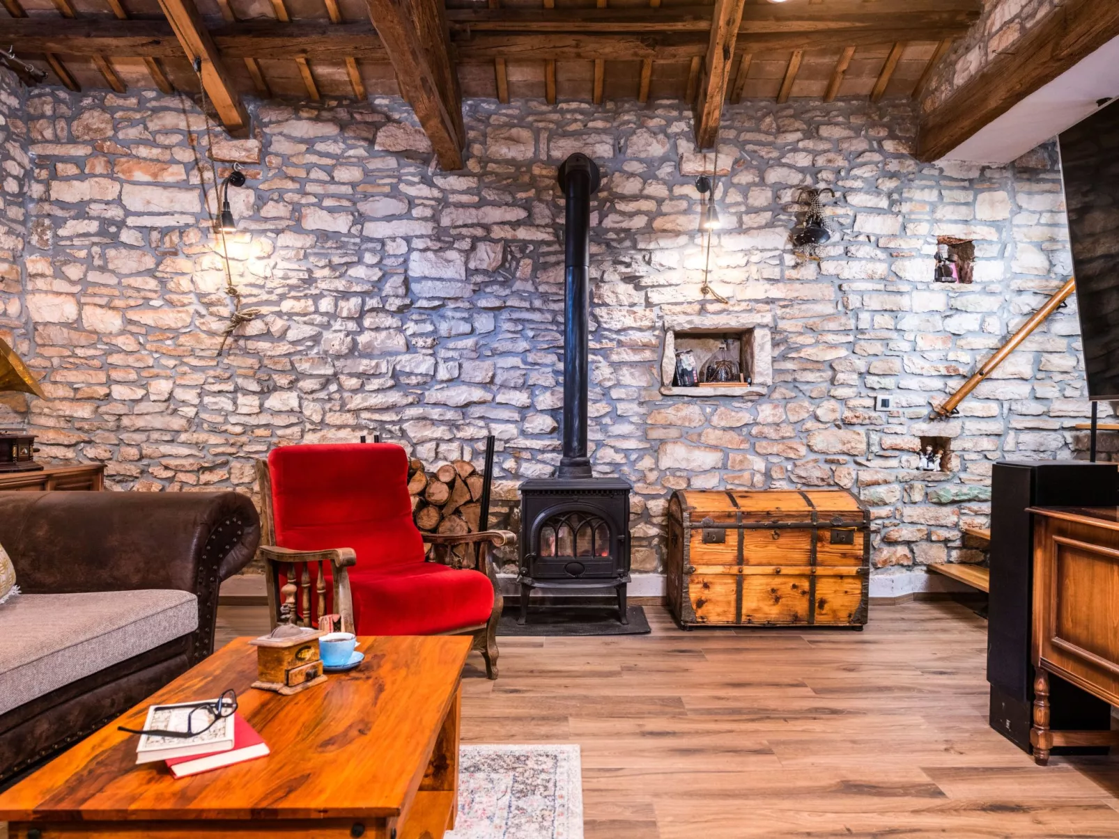 Rustic cozy house Pupy mit private pool und kino-Drinnen