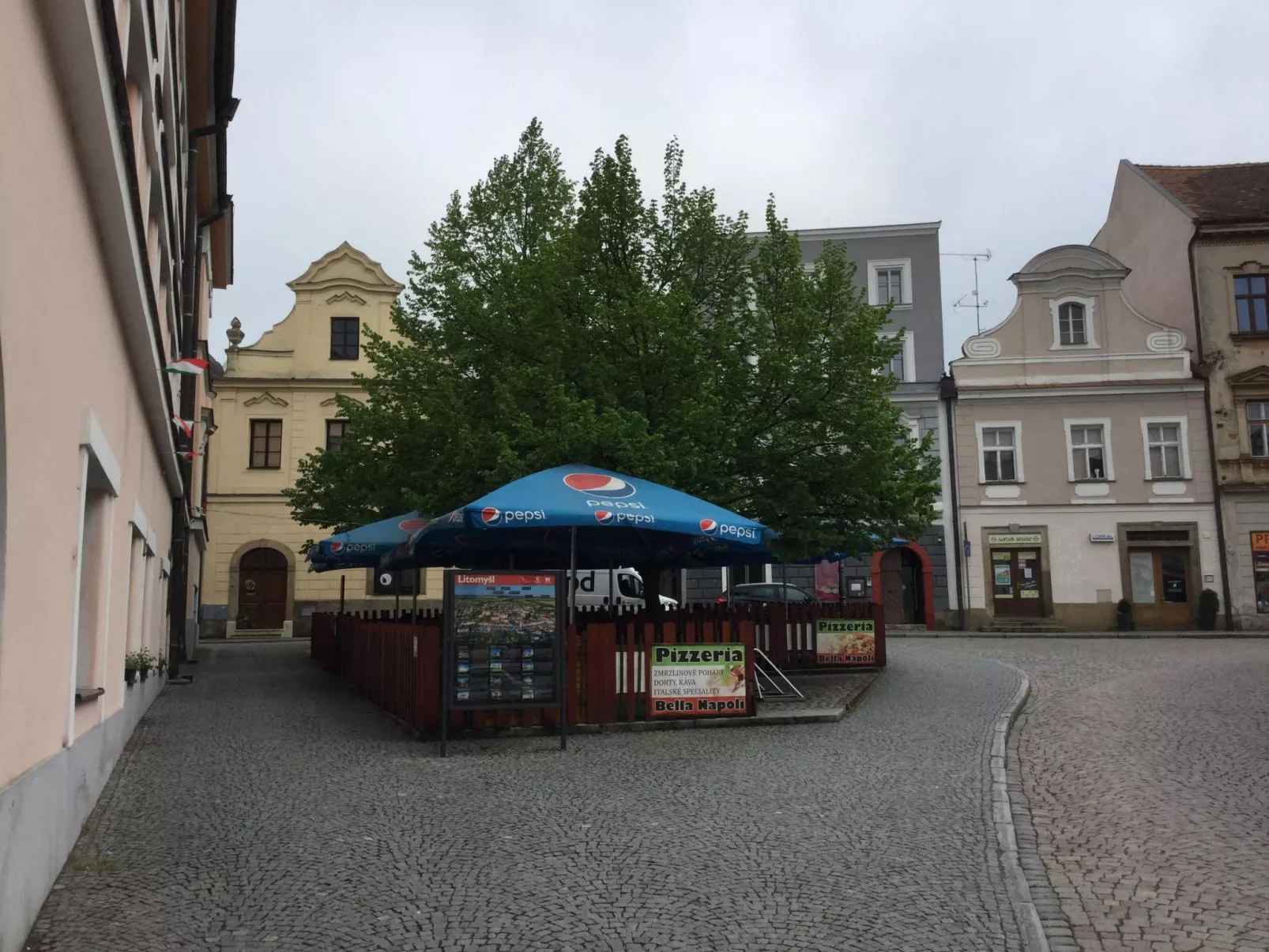 Wohnung auf einem eingezäunten Grundstück-Draußen