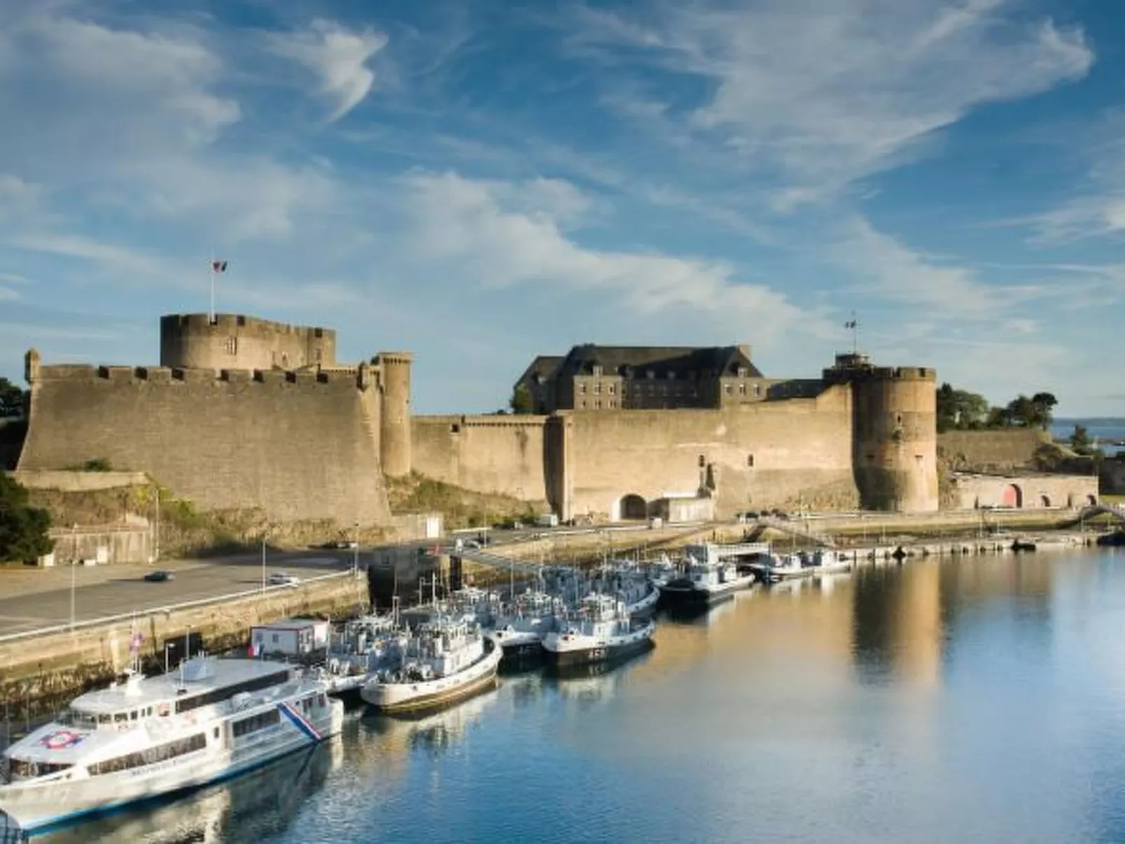 Großes Familienhaus mit schön angelegtem Garten-Dehors