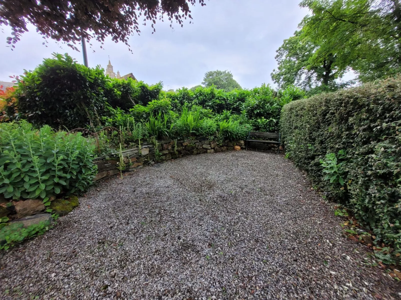 Kleiner Kokon mit seinem geheimen Garten-Outside