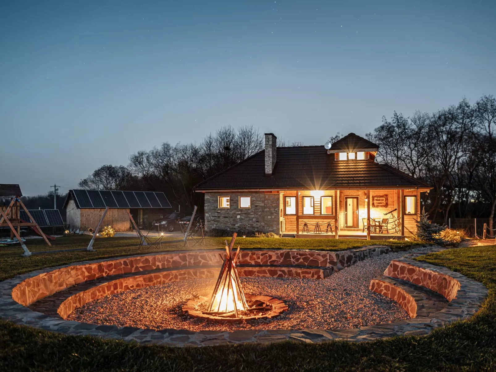 Kleines Haus mit Werkstatt-Outside