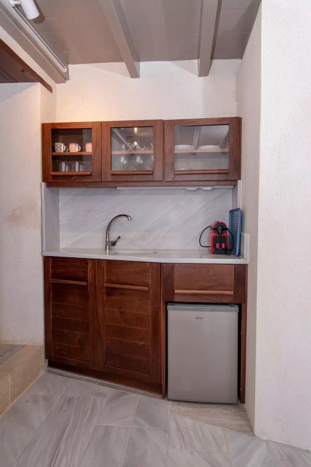 "Goulas" mit Blick auf das Wasser-Drinnen