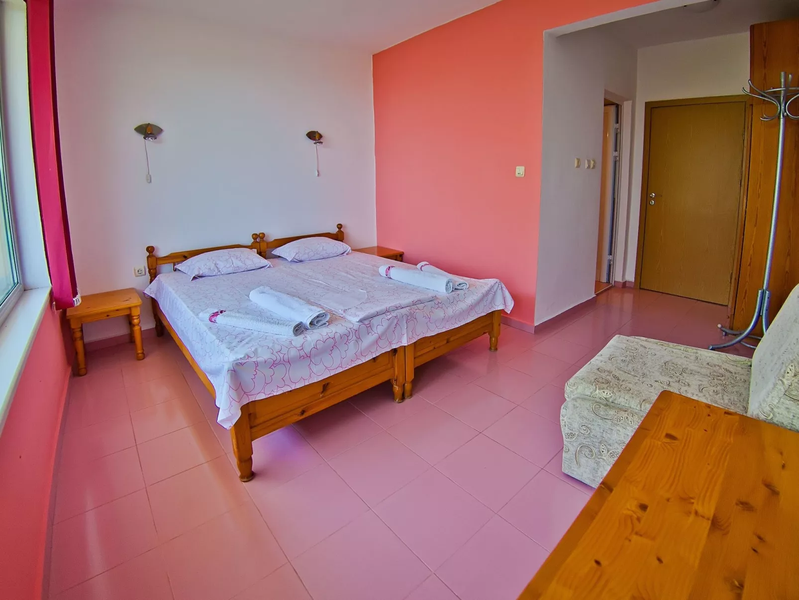 Mit Blick auf das Wasser-Drinnen