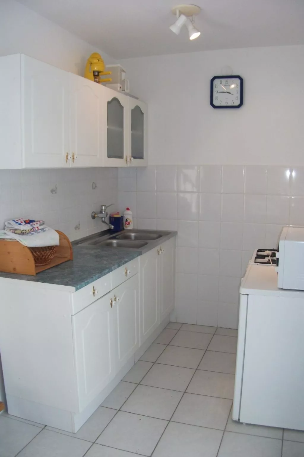 Mit Terrassen, Balkonen sowie Parkplatz-Dedans