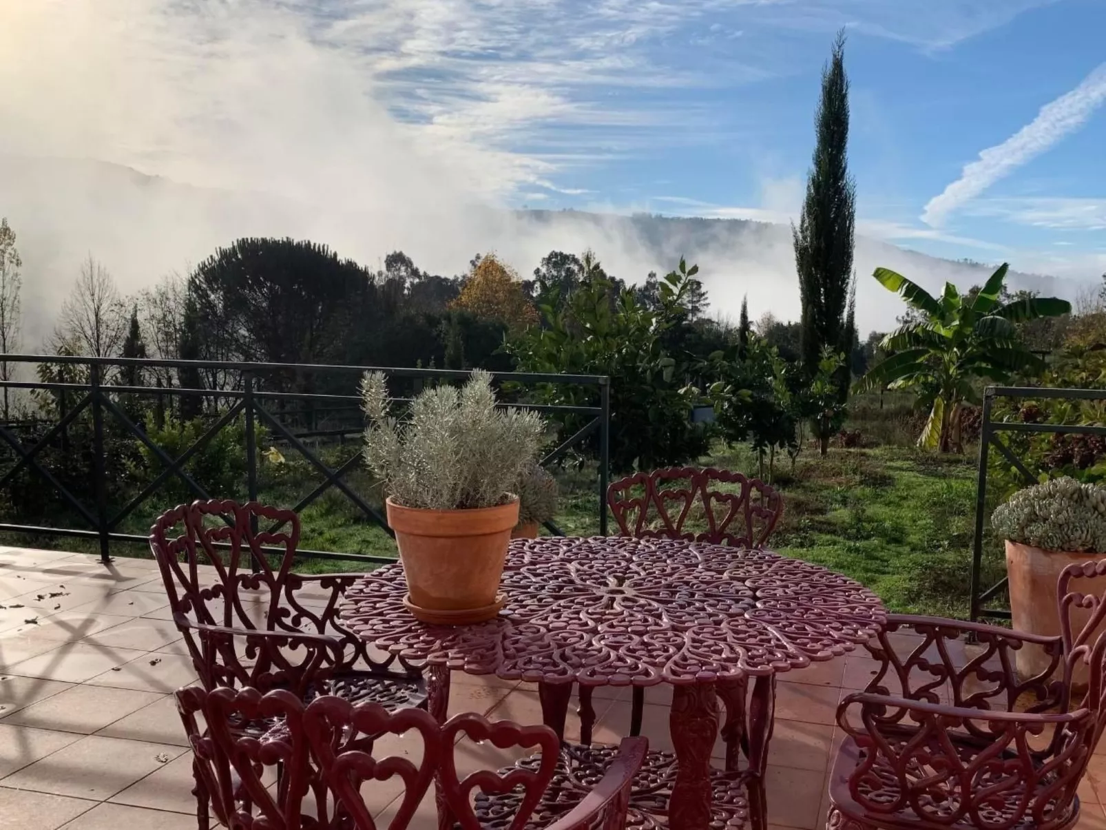 Mit Blick auf das Wasser-Dehors