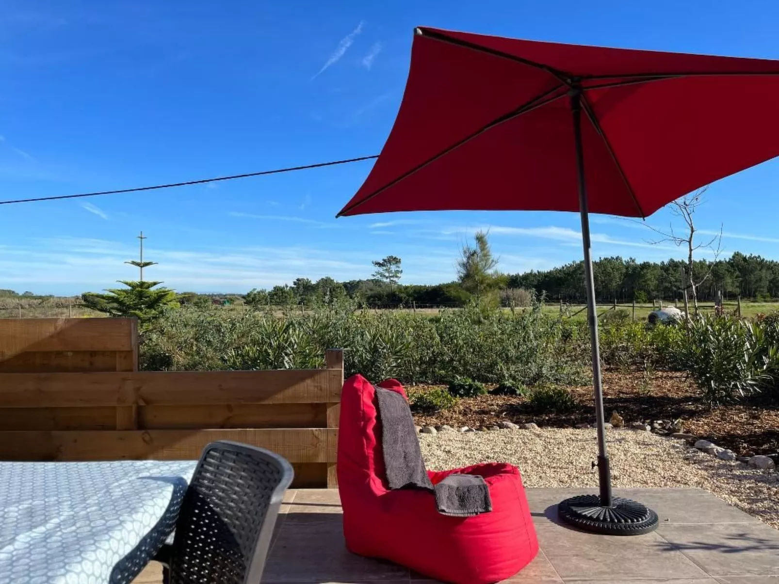 Auf dem Lande in der Nähe des Strandes-Outside