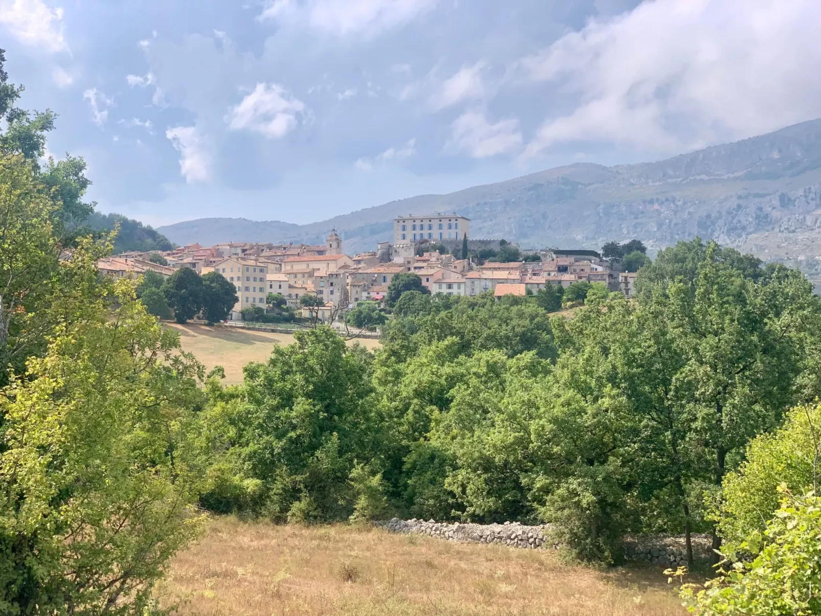 Steinhaus Garten und Blick auf die Berge-Outside