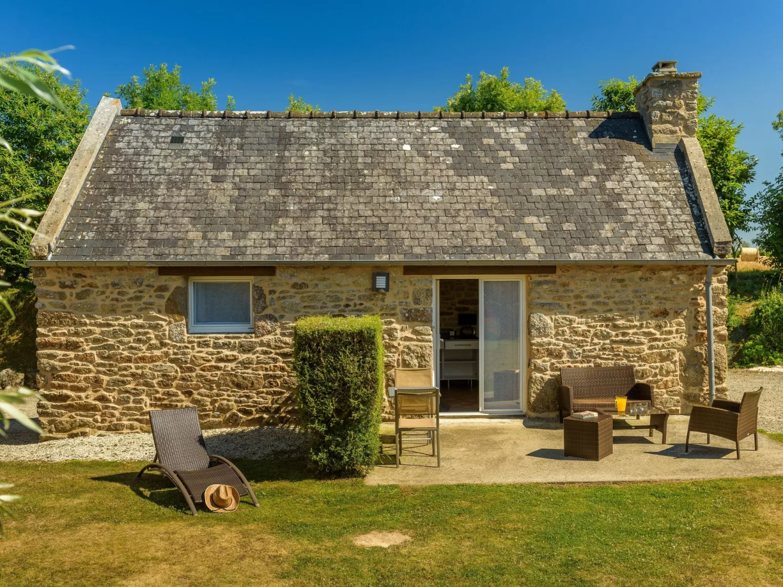 Großes Haus mit überdachtem und beheiztem Swimmingpool-Outside