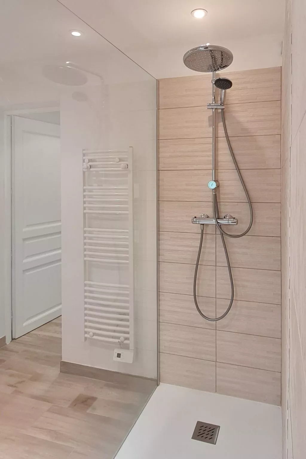 Im Herzen der Weinberge, schattige Terrasse umgeben von Grün, Pool - Drinnen