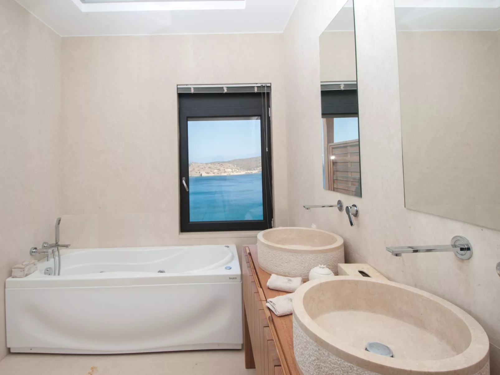 "Villa Dimitra" mit Infinity Pool-Dedans